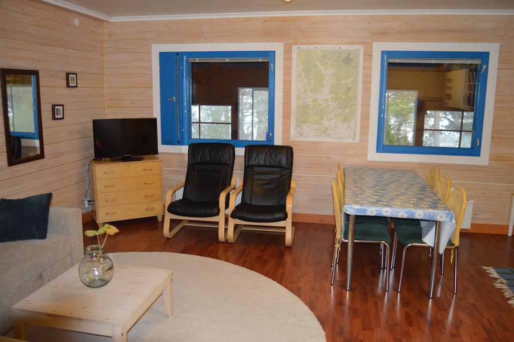 Vuosnaisten Meriasema Kustavi Chambre photo