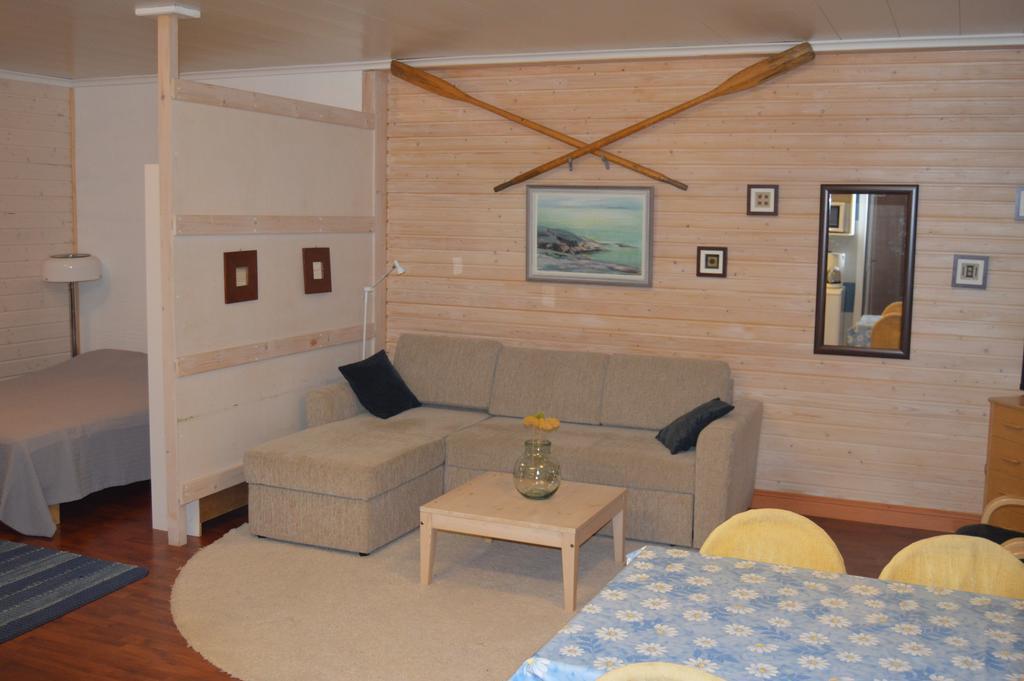 Vuosnaisten Meriasema Kustavi Chambre photo