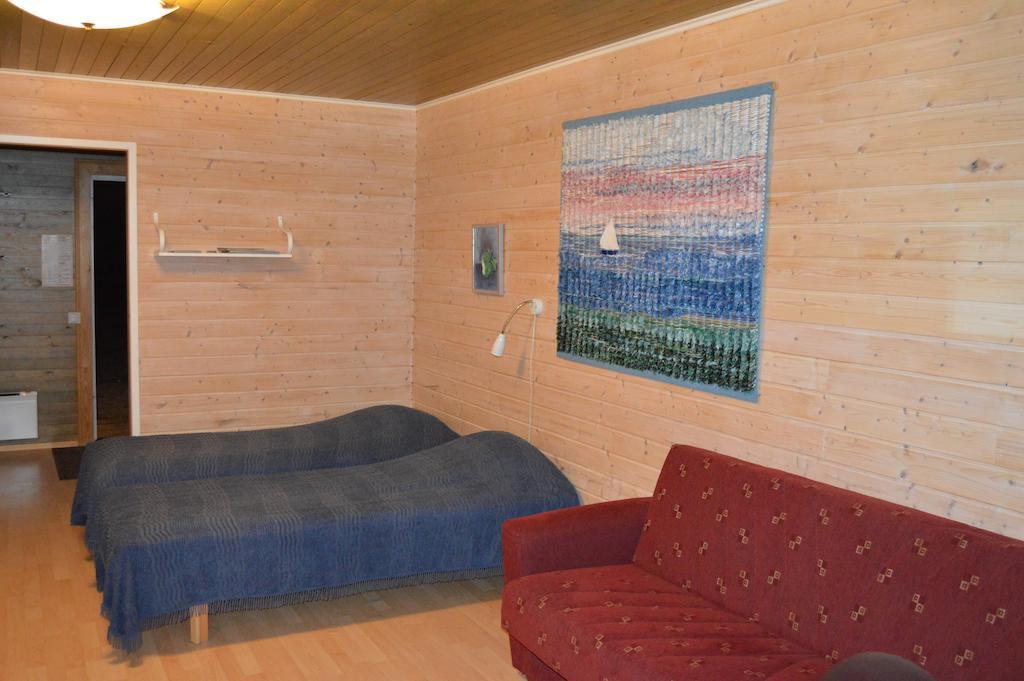 Vuosnaisten Meriasema Kustavi Chambre photo